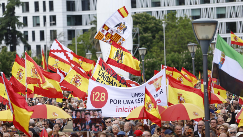 MAADRID, 10/05/2025.- Manifestación organizada por la Plataforma por la España Constitucional con el lema 'Por la dignidad de España. Sánchez dimisión, elecciones ya' este sábado en la Plaza de Colón de Madrid. EFE/Rodrigo Jiménez