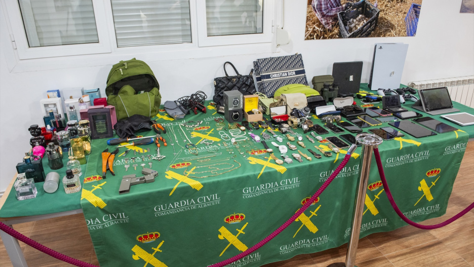 Objetos aprehendidos por la Guardia Civil en la operación 'Humbert'.
VÍCTOR FERNÁNDEZ/EUROPA PRESS.
12/5/2025