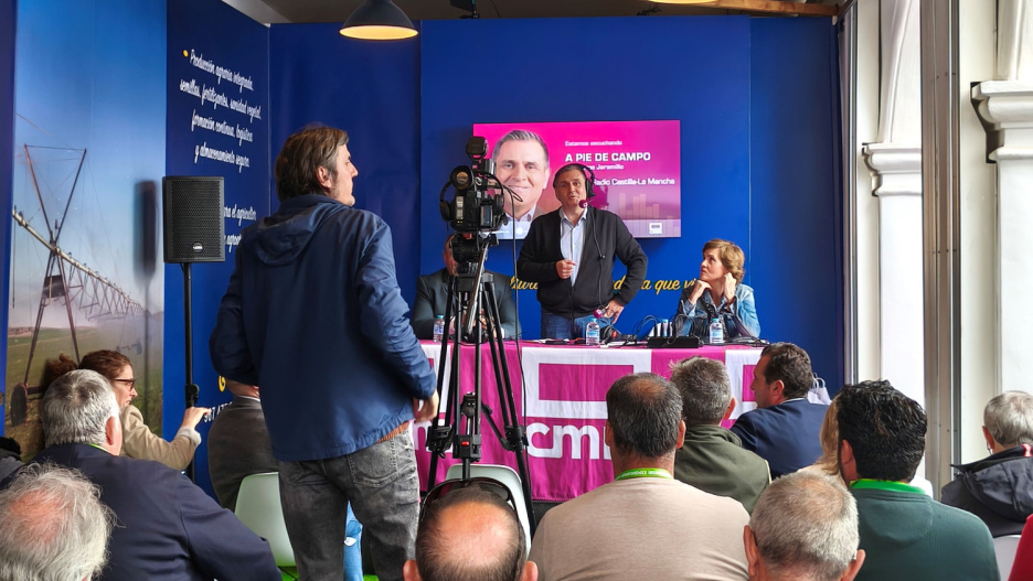 El equipo de "A Pie de Campo" con Jorge Jaramillo a la cabeza junto a los agricultores y ganaderos de la región en la última edición de Expovicaman celebrada en Albacete.