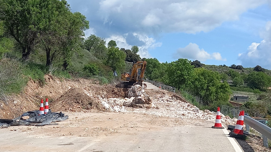 Inicio de las obras en la carretera que se hundió en Brihuega.