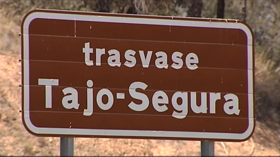 Imagen de cartel en el canal del acueducto Tajo-Segura