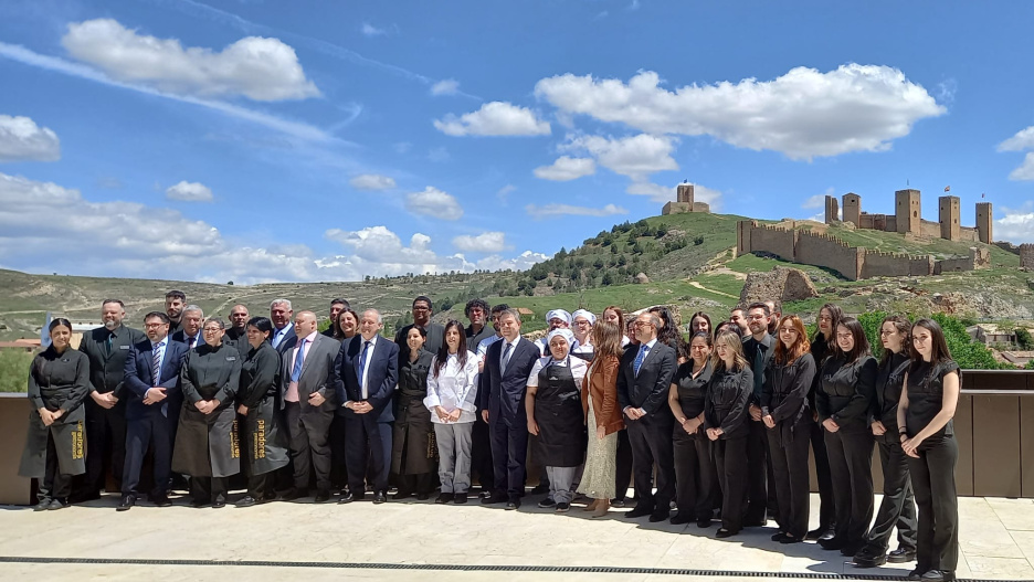 Imagen de la plantilla del Parador de Molina en la terraza del establecimiento