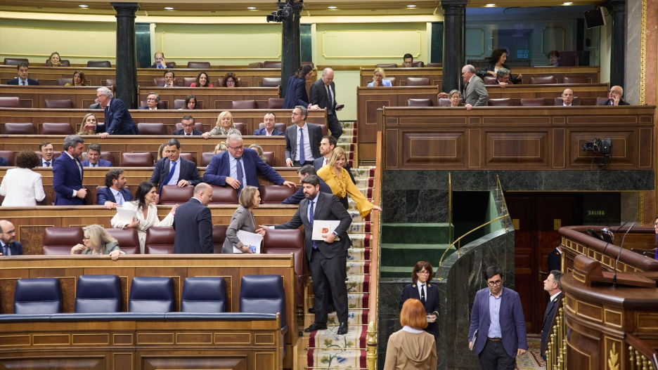 El presidente de la Región de Murcia, Fernando López Miras, a su salida de una sesión plenaria en el Congreso de los Diputados, a 13 de mayo de 2025, en Madrid (España). El Congreso debate y vota hoy la propuesta del Partido Popular para reformar la ley que regula el Centro de Investigaciones Sociológicas (CIS) para que la Presidencia recaiga en una persona sin antecedentes políticos y que sea elegido por mayoría en el Congreso. Además, durante el pleno, el presidente de la Región de Murcia ha defendido la Proposición de Ley de la Asamblea Regional de Murcia relativa al mantenimiento del trasvase Tajo-Segura.
Jesús Hellín / Europa Press
13/5/2025