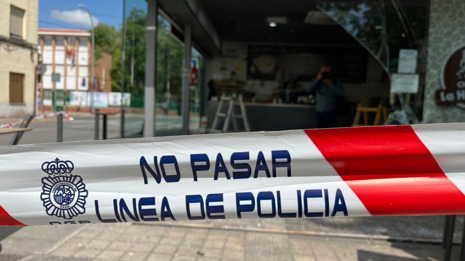 Los presuntos autores del robo han empotrado el vehículo en las cristaleras del establecimiento