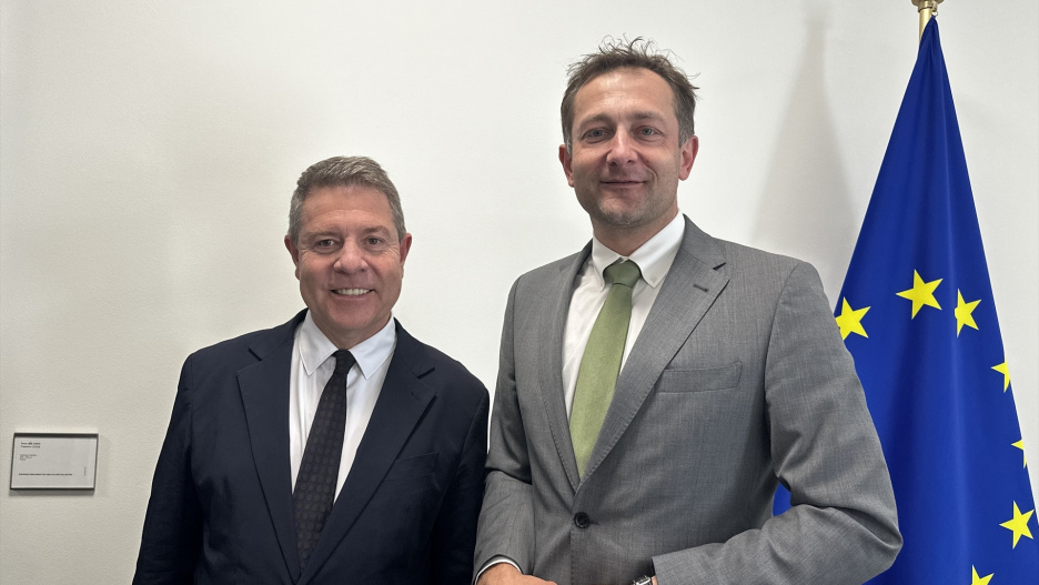 El presidente de Castilla-La Mancha, Emiliano García-Page, con el comisario europeo de Agricultura, Cristophe Hansen.
REMITIDA / HANDOUT por JCCM
Fotografía remitida a medios de comunicación exclusivamente para ilustrar la noticia a la que hace referencia la imagen, y citando la procedencia de la imagen en la firma
14/5/2025