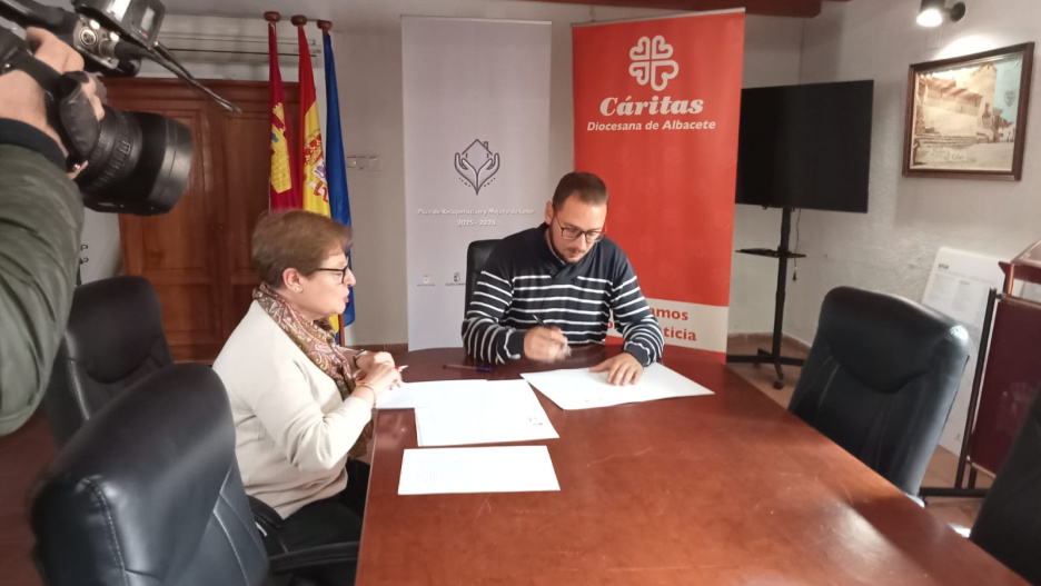 Acto de firma del convenio entre Cáritas y el Ayuntamiento de Letur este 15 de mayo de 2025.