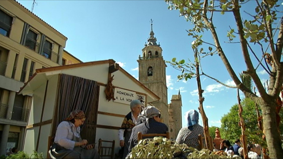 Imagen del desfile de las carrozas de San Isidro en Talavera este 15 de mayo de 2025