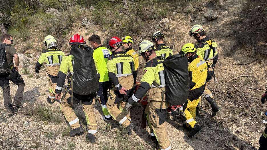 Los bomberos han tenido que portear a mano al accidentado, por la dificultad del terreno