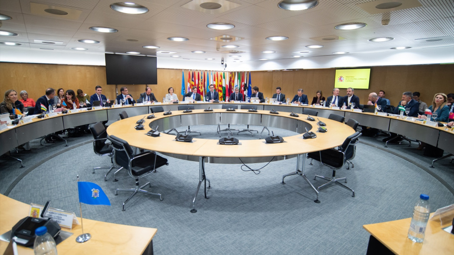 (Foto de ARCHIVO)
La consejera de Economía, Hacienda y Fondos Europeos y portavoz de la Junta de Andalucía, Carolina España, asiste a la reunión del Pleno del Consejo Interterritorial de Internacionalización convocada por el ministro de Economía, Comercio y Empresa, Carlos Cuerpo, para abordar los efectos de los aranceles de EEUU. A 10 de abril de 2025, en Madrid (España).La consejera de Economía, Hacienda y Fondos Europeos y portavoz del Gobierno andaluz, Carolina España (PP-A), ha reiterado el ánimo de "colaboración total" de la Junta de Andalucía con el Gobierno central ante la "incertidumbre" que persiste por los aranceles anunciados por el presidente de Estados Unidos, Donald Trump, una cuestión que "desde luego no se ha solucionado", aunque sí "se ha aliviado algo" tras la decisión del mandatario norteamericano, conocida en las últimas horas, de suspender durante 90 días la aplicación de dichos aranceles a la mayoría de los países.
Gustavo Valiente / Europa Press
10/4/2025