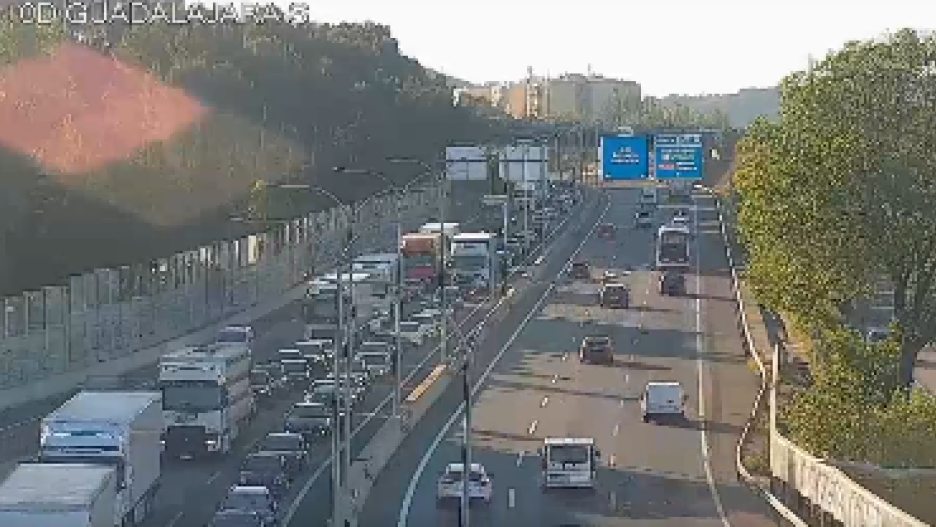 Imagen de los atascos provocados tras el accidente múltiple en la A-2, en Guadalajara, esta mañana