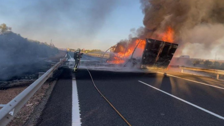 El incendio del camión se originó la tarde del martes.