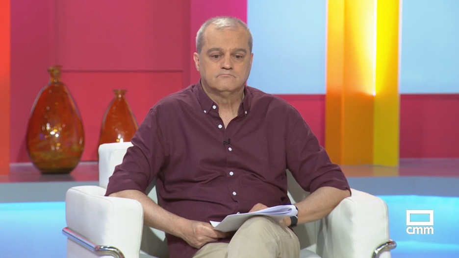 Momento en el que Ramón García mira emocionado a la cámara tras escuchar la historia de Mari Carmen, su invitada del martes.