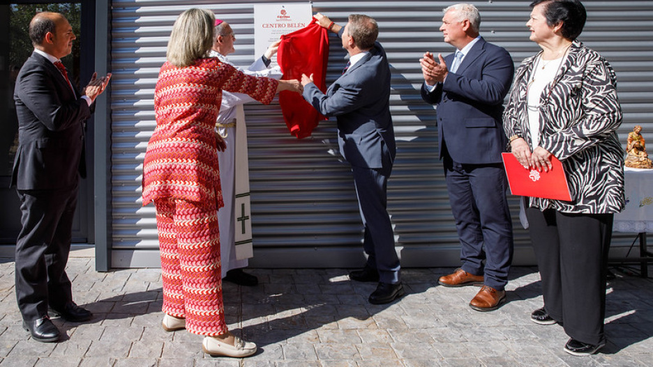 El presidente de Castilla-La Mancha, Emiliano García-Page, inaugura, en Guadalajara, el nuevo ´Centro Belén´ para familias sin hogar que gestiona Cáritas Diocesana.