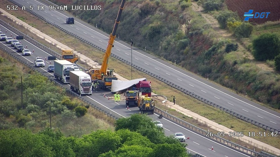 Corte parcial de la carretera en la A-5, en Lucillos.