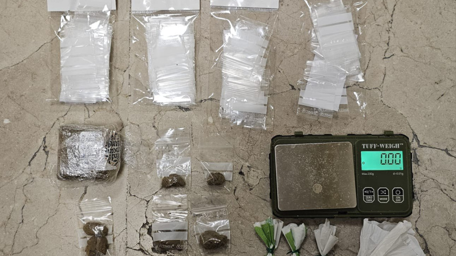 En el local se intervinieron varias sustancias estupefacientes como hachís y cocaína.