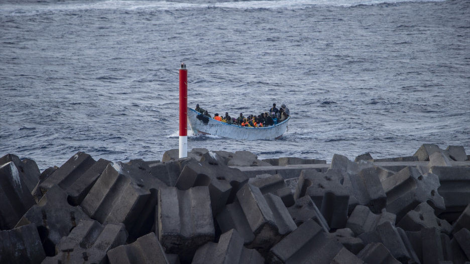 Un cayuco a su llegada al puerto de La Restinga.