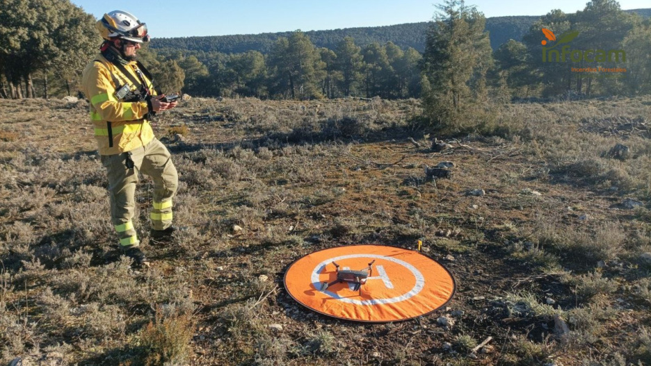 El Infocam trabaja con un dron equipado con cámaras térmicas y de amplio espectro que permiten obtener imágenes en tiempo real para mejorar la extinción y evaluación de los IIFF