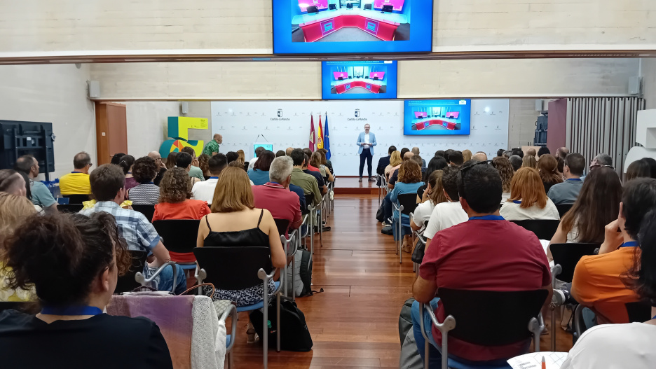 El director de Radio Castilla-La Mancha, Óscar García. durante su intervención en la Primera Jornada de Radios Escolares.