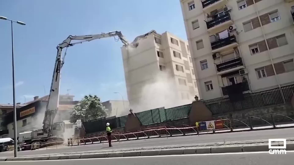 Derribo de la casa cuartel de la Guardia Civil en Toledo.