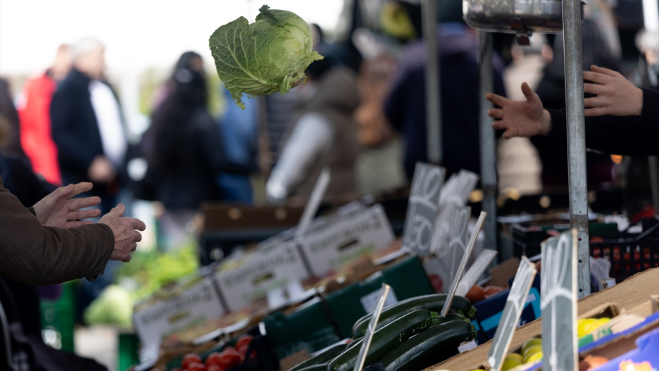 (Foto de ARCHIVO)
Un mercado de alimentos, a 14 de marzo de 2025, en Madrid (España). El Índice de Precios de Consumo (IPC) ha subido un 0,4% en febrero en relación al mes anterior y ha elevado una décima su tasa interanual, hasta el 3%. La inflación, por tanto, encadena cinco meses consecutivos de ascensos y alcanza su valor más alto desde junio, cuando se situó en el 3,4%.
Eduardo Parra / Europa Press
14 MARZO 2025;IPC;SUBIDA;PRECIOS;CONSUMO;ELECTRICIDAD;ALIMENTACIÓN
14/3/2025