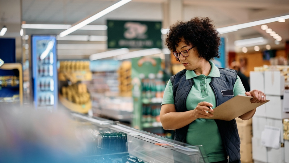 (Foto de ARCHIVO)
Imagen de una mujer en un supermercado.
REMITIDA / HANDOUT por JUNTA DE ANDALUCÍA
Fotografía remitida a medios de comunicación exclusivamente para ilustrar la noticia a la que hace referencia la imagen, y citando la procedencia de la imagen en la firma
03/5/2025