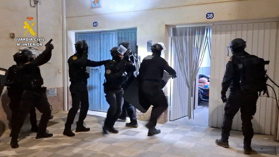 Agentes de la Guardia Civil en uno de los registros.
REMITIDA / HANDOUT por GUARDIA CIVIL
Fotografía remitida a medios de comunicación exclusivamente para ilustrar la noticia a la que hace referencia la imagen, y citando la procedencia de la imagen en la firma
30/5/2025