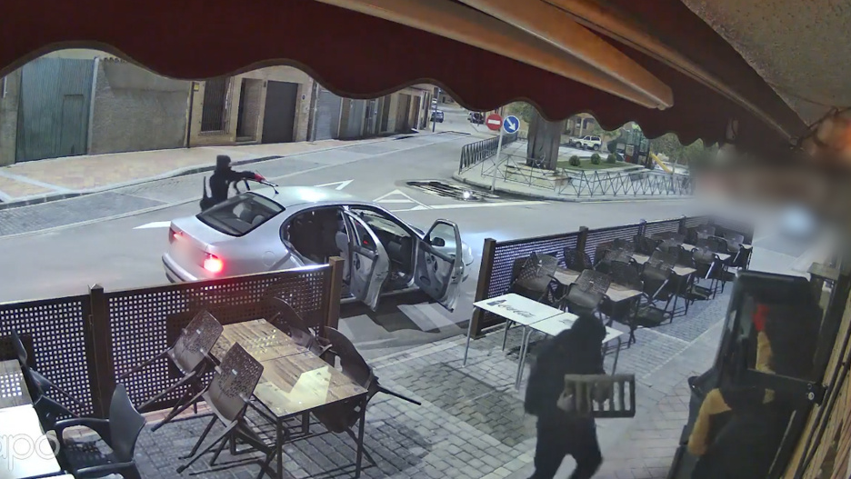 Fotograma de una las grabaciones de las cámaras de seguridad de uno de los locales robados