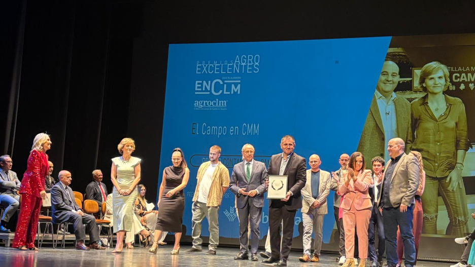El equipo del informativo de CMM "El Campo" con Jorge Jaramillo al frente recibieron ayer el I Premio Agro Excelente en reconocimiento a su labor por el sector agroalimentario.