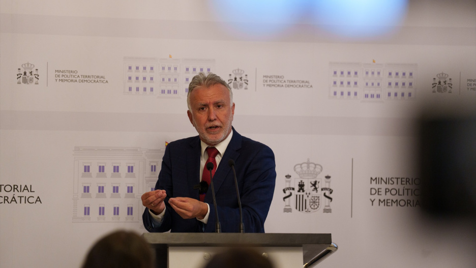 El ministro de Política Territorial y Memoria Democrática, Ángel Víctor Torres, comparece ante los medios para informar sobre el orden del día de la XXVIII Conferencia de Presidentes, que se reunirá en Barcelona el próximo viernes 6 de junio, en el Ministerio de Política Territorial y Memoria Democrática, a 3 de junio de 2025, en Madrid (España). Torres ha confirmado que el orden del día de la XXVIII Conferencia de Presidentes será mucho más amplio de lo inicialmente previsto, abarcando vivienda, educación, financiación autonómica, inmigración, energía, sanidad, infraestructuras y otras cuestiones clave para las comunidades autónomas, fruto de la presión y negociación entre el Ejecutivo central y los gobiernos regionales.
Matias Chiofalo / Europa Press
03 JUNIO 2025;CONFERENCIA DE PRESIDENTES;ORDEN DEL DÍA;COMPARECENCIA;
03/6/2025