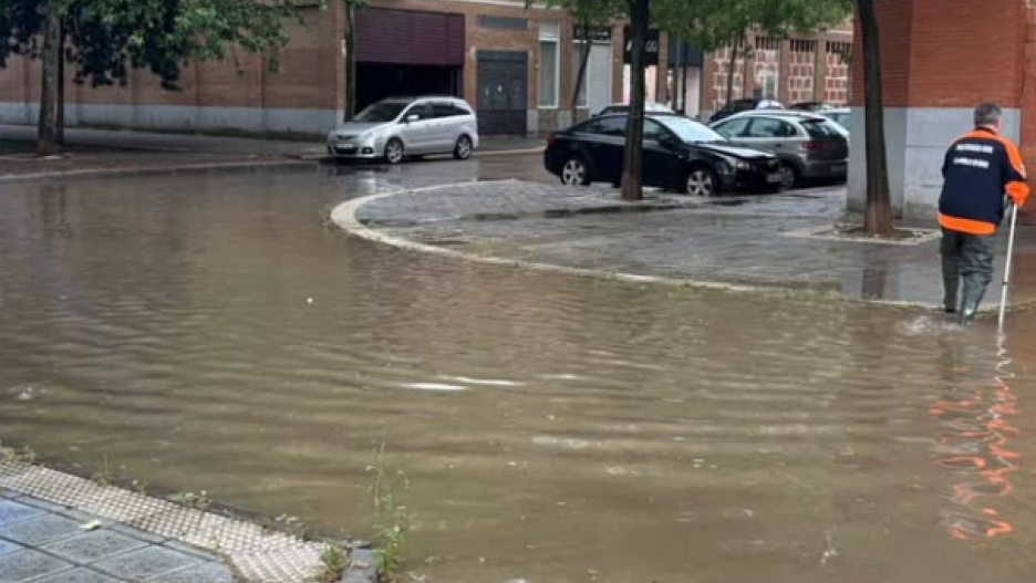 Acumulaciones de agua en Azuqueca de Henares (Guadalajara) por una tromba de agua