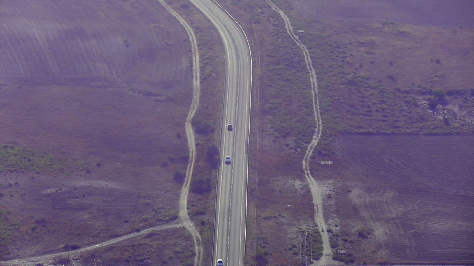 (Foto de ARCHIVO)
Vista de los vehículos desde uno de los helicópteros Pegasus de la DGT utilizado durante la mañana de este miércoles para controlar el tráfico por las carreteras de la zona este de la Comunidad de Madrid, a 28 de julio de 2021, en la Base DGT Madrid-Cuatro Vientos, Madrid, (España). El helicóptero Pegasus, uno de los que componen la flota de la DGT, tiene como objetivo vigilar las carreteras y regular el tráfico, además de realizar estudios fotográficos aéreos, participar en operaciones especiales de tráfico, apoyo en transmisiones o instrucción. Como cada verano, la Dirección General de Tráfico (DGT) refuerza su dispositivo de control habitual en las carreteras españolas para preservar la seguridad de los viajeros. Este 2021, cuentan con 28 nuevos drones y 16 cinemómetros fijos más que el año pasado, además de 780 radares fijos, 216 cámaras; 15 furgonetas camufladas, y 12 helicópteros.
Jesús Hellín / Europa Press
28 JULIO 2021;CUATRO VIENTOS;DGT;CONTROL;MILITAR;HELICOTERO;TRAFICO
28/7/2021