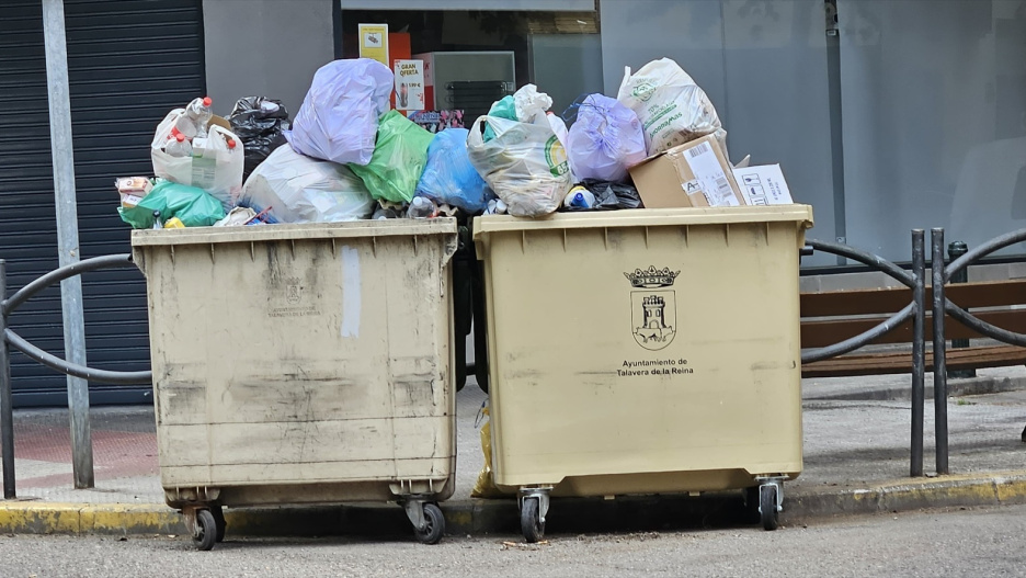 Contenedores de basura en Talavera de la Reina.
Eva Ercolanese/PSOE / Europa Press
03/6/2025