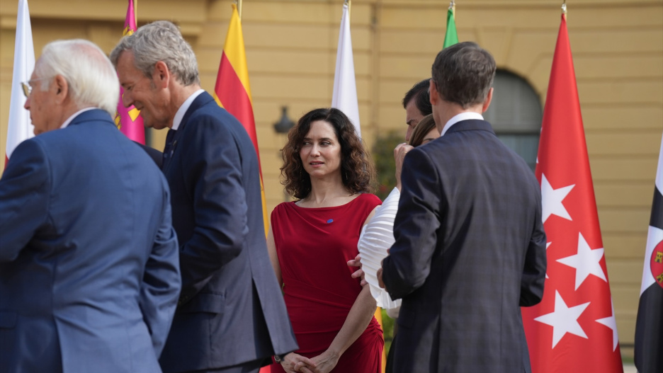 La presidenta de la Comunidad de Madrid, Isabel Díaz Ayuso (c), a su llegada a la XXVIII Conferencia de Presidentes, en Palau de Pedralbes de Barcelona, a 6 de junio de 2025, en Barcelona, Catalunya (España). Durante la conferencia se abordarán los 16 puntos de la agenda, ampliada tras la inclusión de las demandas de las Comunidades Autónomas, que contemplan entre otros asuntos la reforma de la financiación autonómica, el control de fronteras, la política migratoria, el acceso a la vivienda, la situación energética y la reforma del Poder Judicial. Por primera vez, los presidentes autonómicos pueden intervenir en las lenguas cooficiales de sus territorios con traducción simultánea.
David Zorrakino / Europa Press
06 JUNIO 2025;PRESIDENTES;CONFERENCIA
06/6/2025