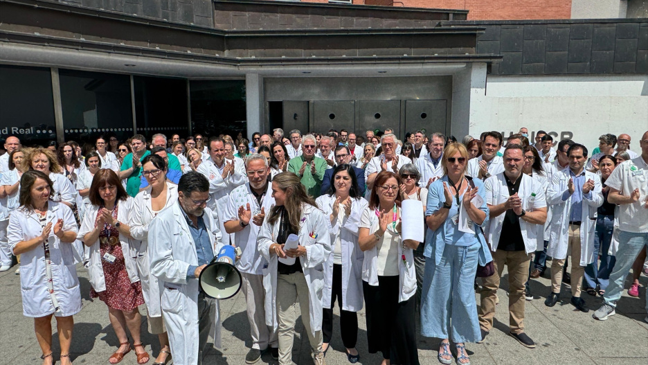Concentración de profesionales del hospital de Ciudad Real contra la agresión de la familia de un paciente al personal sanitario.
EUROPA PRESS
06/6/2025