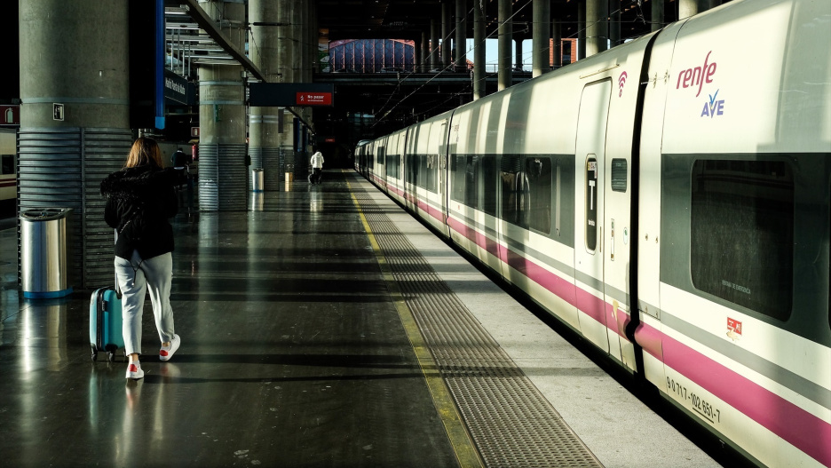 (Foto de ARCHIVO)
(Foto de ARCHIVO)
Una mujer camina por el andén junto a un tren de AVE de Renfe estacionado en las vías de la Estación de Atocha
JESÚS HELLÍN / EUROPA PRESS
23/1/2020