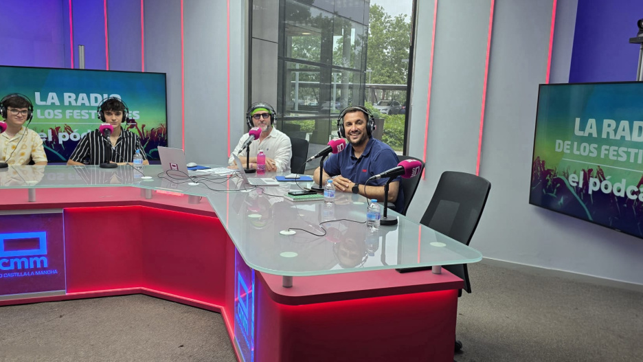 Juanma Lorente y Juan Solo junto a los miembros del grupo Eyelet durante la grabación del segundo capítulo del podcast "La Radio de los Festivales".