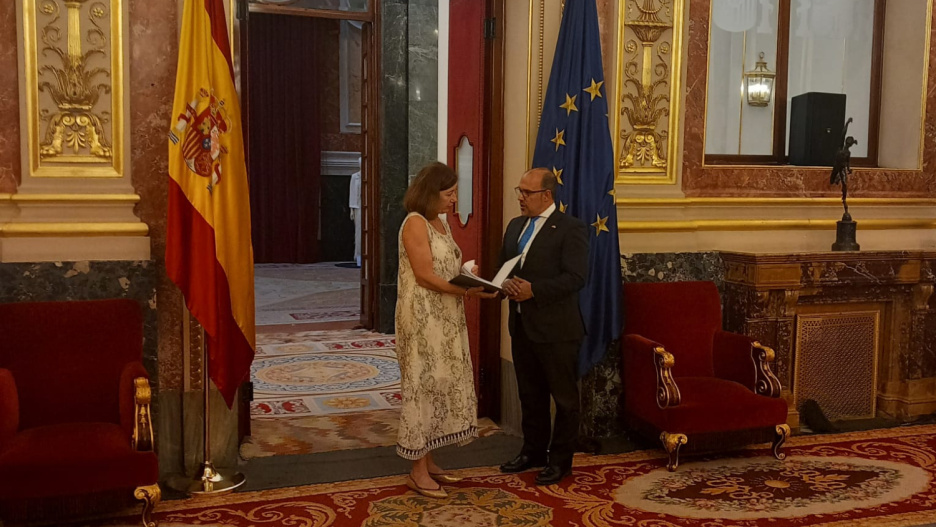 Pablo Bellido ha entregado a la presidenta del Congreso la reforma del Estatuto de Autonomía