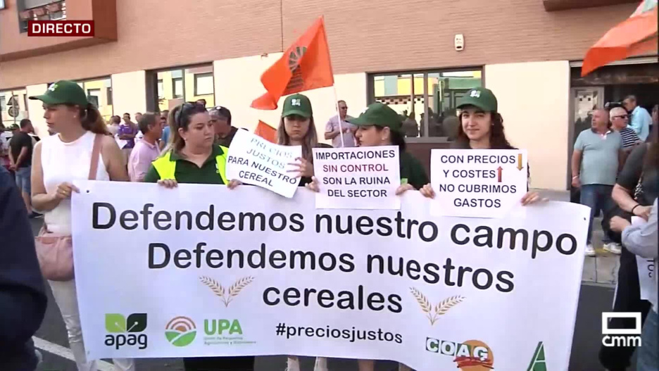 Agricultores de Guadalajara se han manifestado en la mañana del jueves 12 de junio ante la subdelegación del Gobierno.