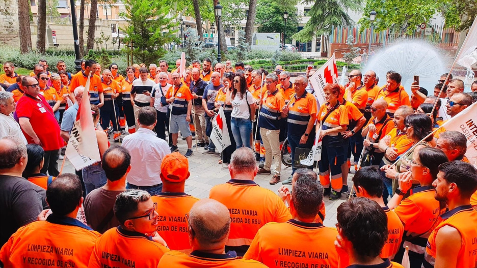 Trabajadores de la empresa Valoriza de Albacete.
T
REMITIDA / HANDOUT por AYUNTAMIENTO
Fotografía remitida a medios de comunicación exclusivamente para ilustrar la noticia a la que hace referencia la imagen, y citando la procedencia de la imagen en la firma
12/6/2025