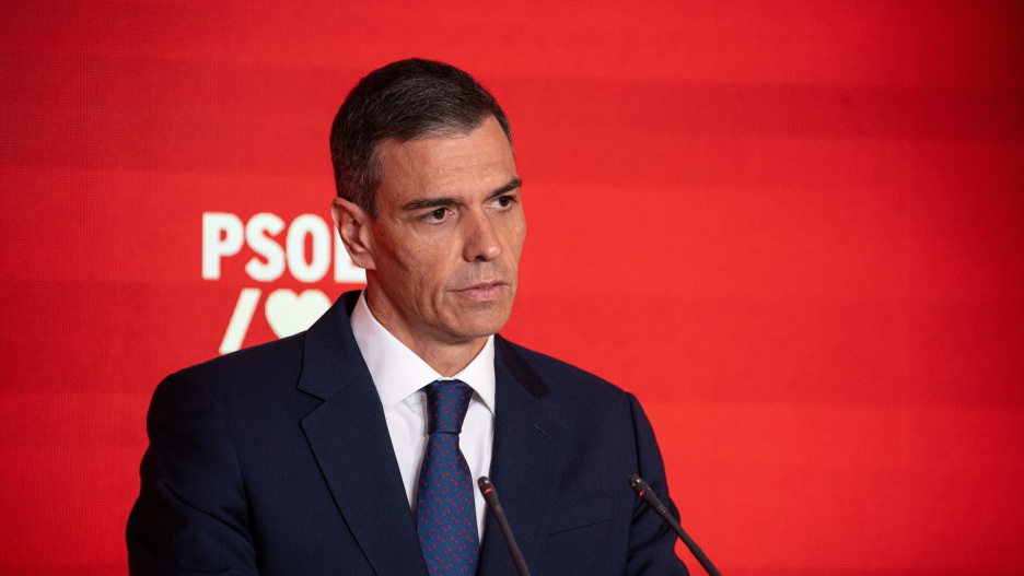 El presidente del Gobierno y Secretario General del PSOE, Pedro Sánchez, durante una rueda de prensa, en la sede del PSOE en Ferraz, a 12 de junio de 2025, en Madrid (España). Sánchez comparece después de que el secretario de organización del PSOE haya presentado su dimisión de todos los cargos dentro del partido y haya entregado su acta de diputado. El presidente del Gobierno ha pedido perdón a la ciudadanía por haber confiado en Santos Cerdán y ha anunciado que convocará una auditoría externa para las cuentas del partido socialista además de la inmediata reestructuración de la organización interna.
Gabriel Luengas / Europa Press
12/6/2025
