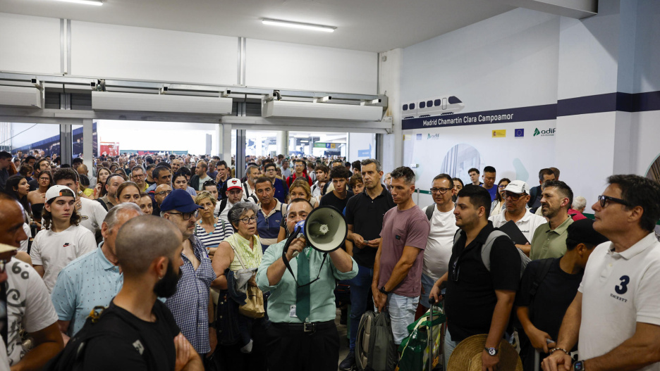 MADRID, 12/06/2025.- Un empleado informa a los pasajeros sobre los retrasos en la estación de Madrid-Chamartín después de que este jueves la circulación de trenes de alta velocidad se viera interrumpida por una falta de tensión eléctrica en la estación. La circulación de trenes de alta velocidad que unen Madrid-Chamartín con el norte peninsular (Galicia, Asturias, Castilla y León Cantabria) se está recuperando de forma progresiva después de una interrupción por una falta de tensión, ha informado Adif este jueves. EFE/ Rodrigo Jiménez