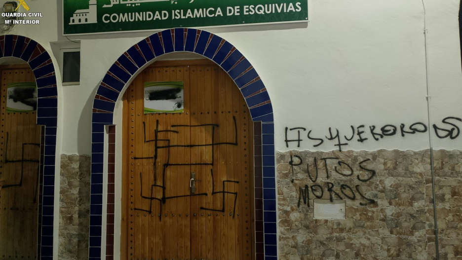 Investigado por hacer pintadas xenófobas y dejar carne de cerdo en un centro de culto islámico en Esquivias
REMITIDA / HANDOUT por GUARDIA CIVIL
Fotografía remitida a medios de comunicación exclusivamente para ilustrar la noticia a la que hace referencia la imagen, y citando la procedencia de la imagen en la firma
13/6/2025