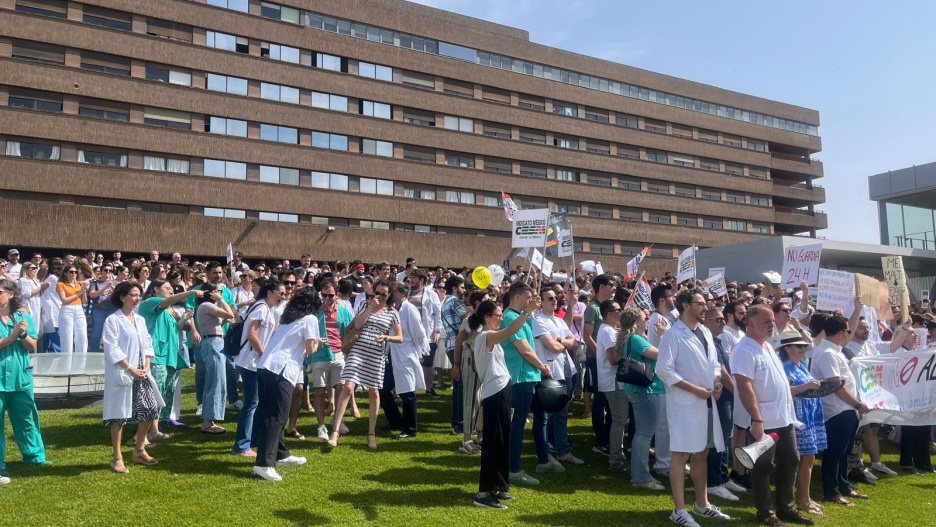 Concentración a las puertas del Hospital Universitario de Albacete por la huelga de médicos
