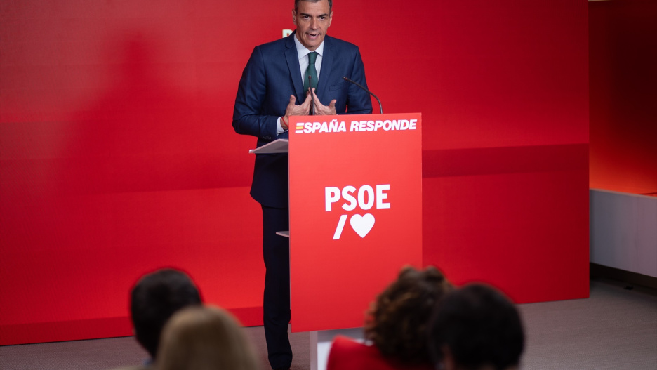 El secretario general del PSOE y presidente del Gobierno, Pedro Sánchez, durante la rueda de prensa en la sede del socialista.