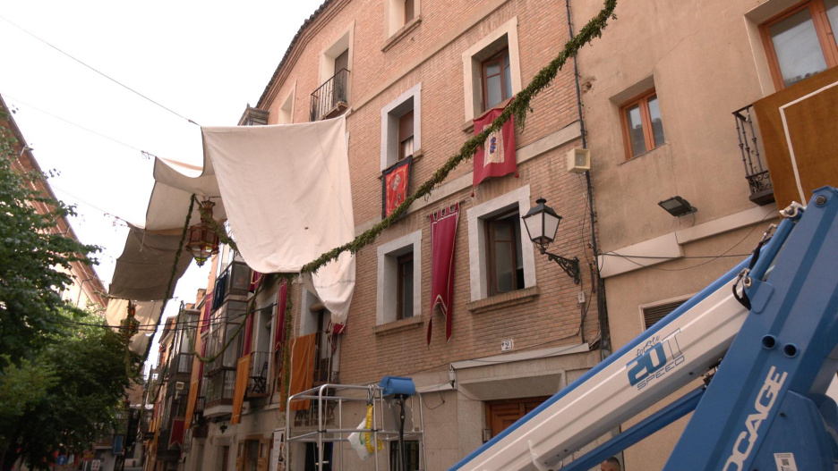 Tramo de toldo dañado por el viento en la calle Alfonso X El sabio de Toledo capital