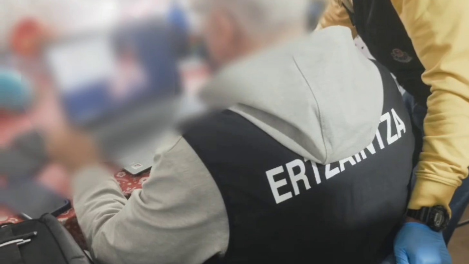 La Ertzaintza inspecciona un ordenador en una operación contra la explotación sexual infantil
REMITIDA / HANDOUT por DEPARTAMENTO DE SEGURIDAD
Fotografía remitida a medios de comunicación exclusivamente para ilustrar la noticia a la que hace referencia la imagen, y citando la procedencia de la imagen en la firma
17/6/2025