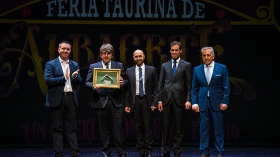 El equipo de retransmisiones taurinas de CMM, con José Miguel Martín de Blas a la cabeza, recogen la distinción otorgada por la Feria Taurina de Albacete.