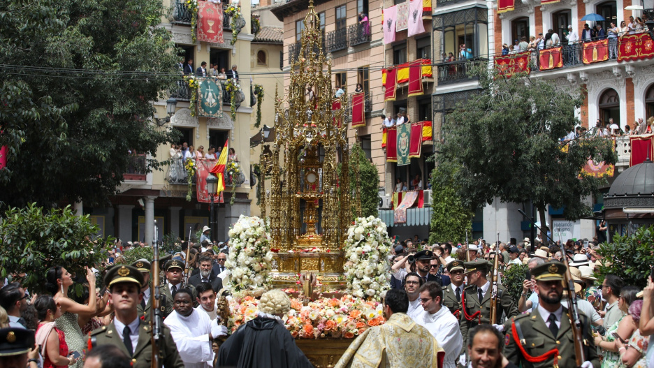 El calor no impide que miles de personas hayan asistido a la procesión del Corpus.
REMITIDA / HANDOUT por JUANMA JIMENEZ
Fotografía remitida a medios de comunicación exclusivamente para ilustrar la noticia a la que hace referencia la imagen, y citando la procedencia de la imagen en la firma
19/6/2025