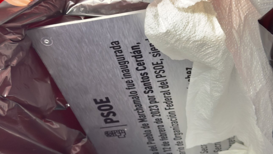 Alcalde de Marchamalo tira a la basura el cartel inaugural de la sede PSOE a cargo de Santos Cerdán: "No a los puteros"