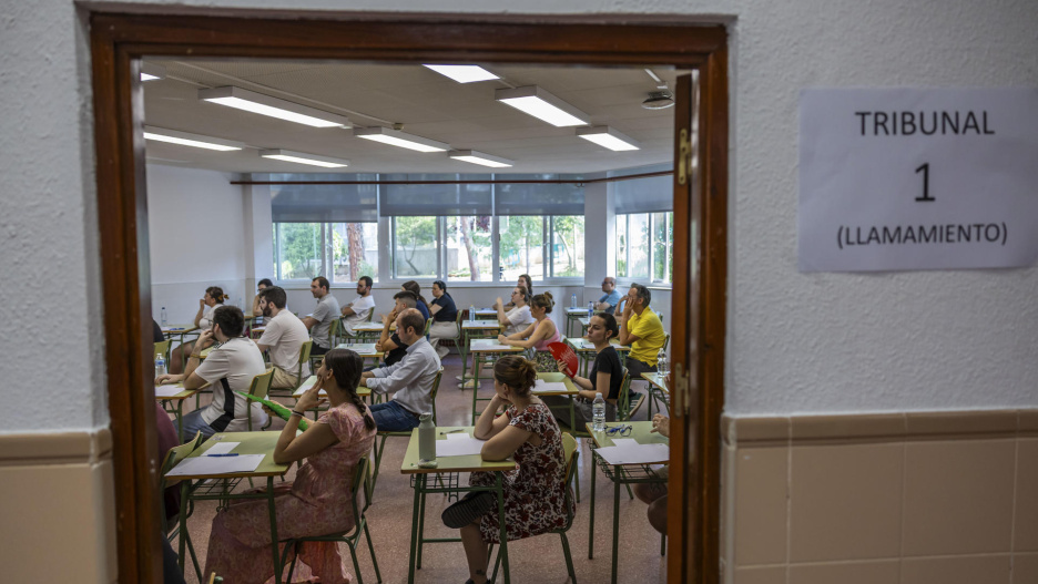 TOLEDO, 21/06/2025.- Cientos de opositores a las puertas del IES Universidad Laboral de Toledo donde este sábado se realiza el proceso de oposición de Enseñanzas Medias del año 2025 .